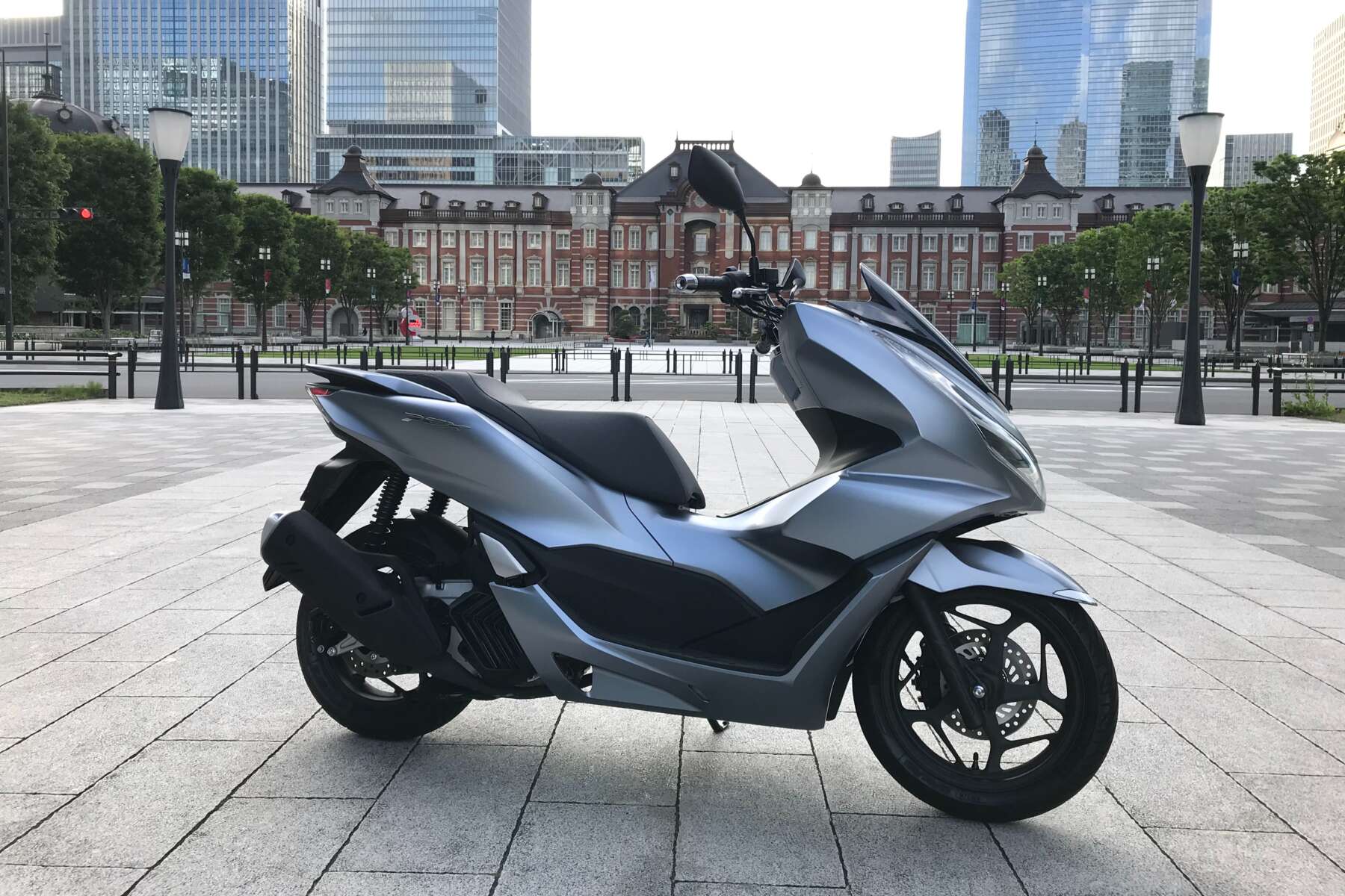 PCX125 年間1万7000台以上を販売する人気車は、最新型でどう変わった？ - ForR