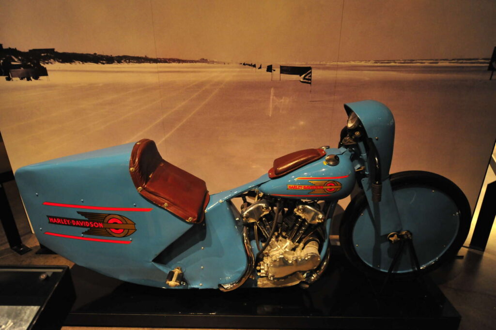 ハーレーダビッドソンミュージアム（米国ミルウォーキー）に展示されている1937年のナックルヘッドレーサー。