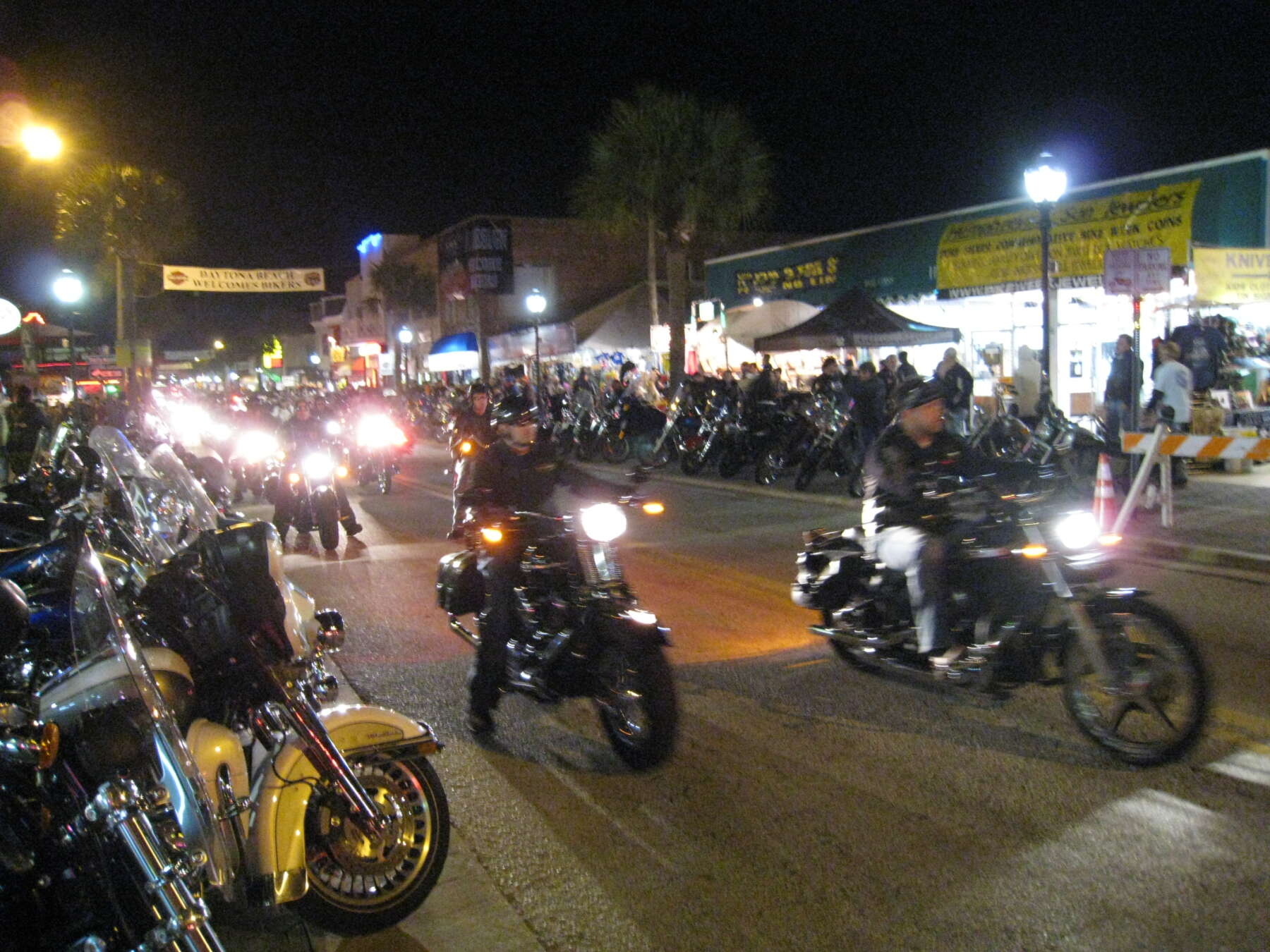 全米からライダーが集まるデイトナバイクウィーク。夜のメインストリートは、大盛況となる。
