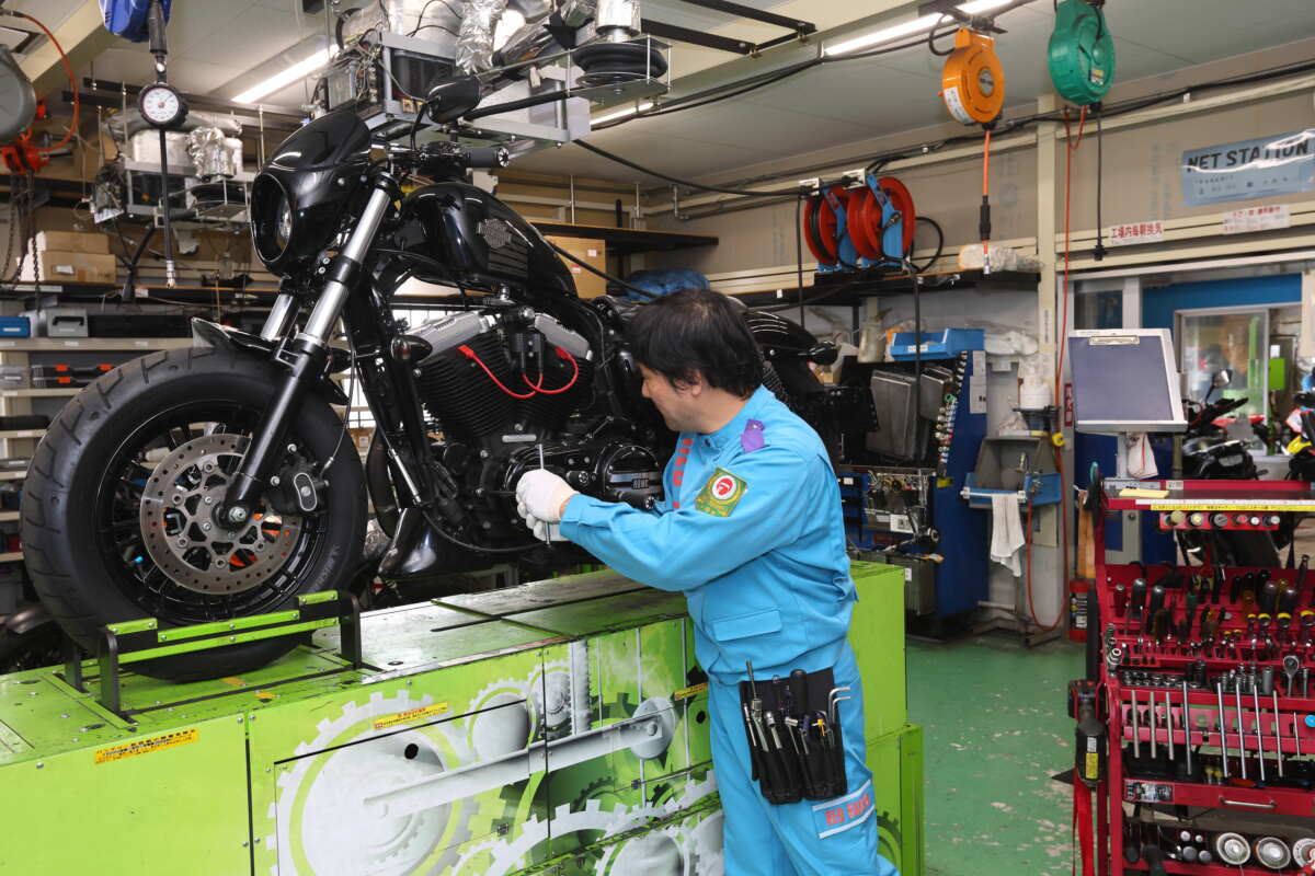 レッドバロンの最大の魅力は、全国に300余店を構えながら、そのすべてが直営店であること。それが全国のお店で同じサービスが受けられる理由であり、他社との決定的な違いなのだ。