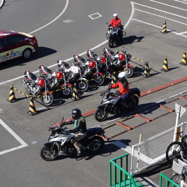 一般的な公認教習所のコースの雰囲気はこんな感じ。閉鎖された場所にコースがあり、クルマ、バイクの技能教習が同時進行で行われる。