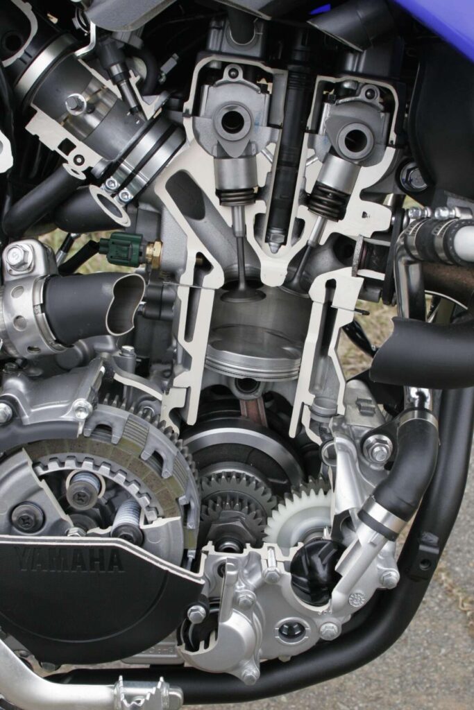 DOHC(ダブル・オーバー・ヘッド・カムシャフト)を採用したバイク用エンジン