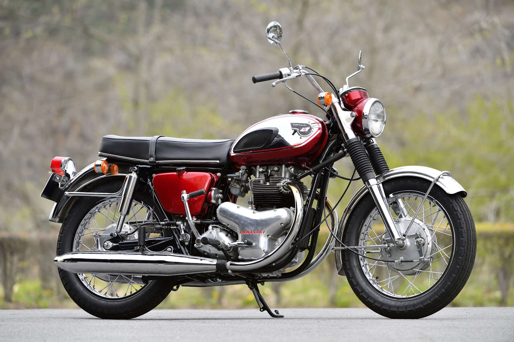 カワサキ500メグロK2を経て、1966年にメグロ系技術者と川崎航空機工業の設計でエンジンが改良され、650-W1へと発展。エンジンはOHV2バルブ2気筒624ccで47PSを発揮した。