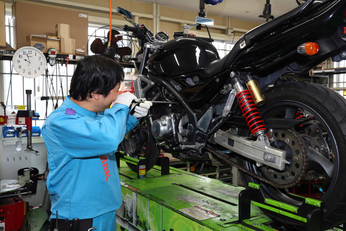 レッドバロンの最大の魅力は、全国に300余店を構えながら、そのすべてが直営店であること。それが全国のお店で同じサービスが受けられる理由であり、他社との決定的な違いなのだ。