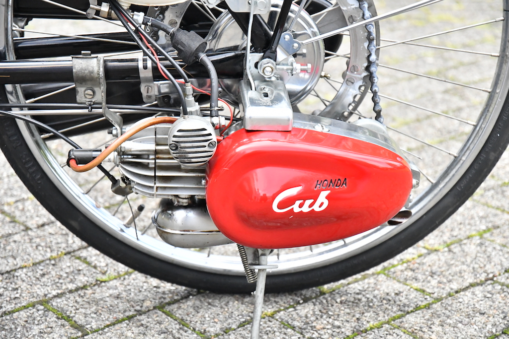ホンダF型カブは自転車に“後付け”される補助エンジン。撮影：青木タカオ
