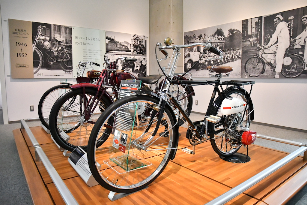 ホンダコレクションホールに展示されるホンダの自転車用補助エンジンたち。戦後間もない1946〜49年に生産されたもの。