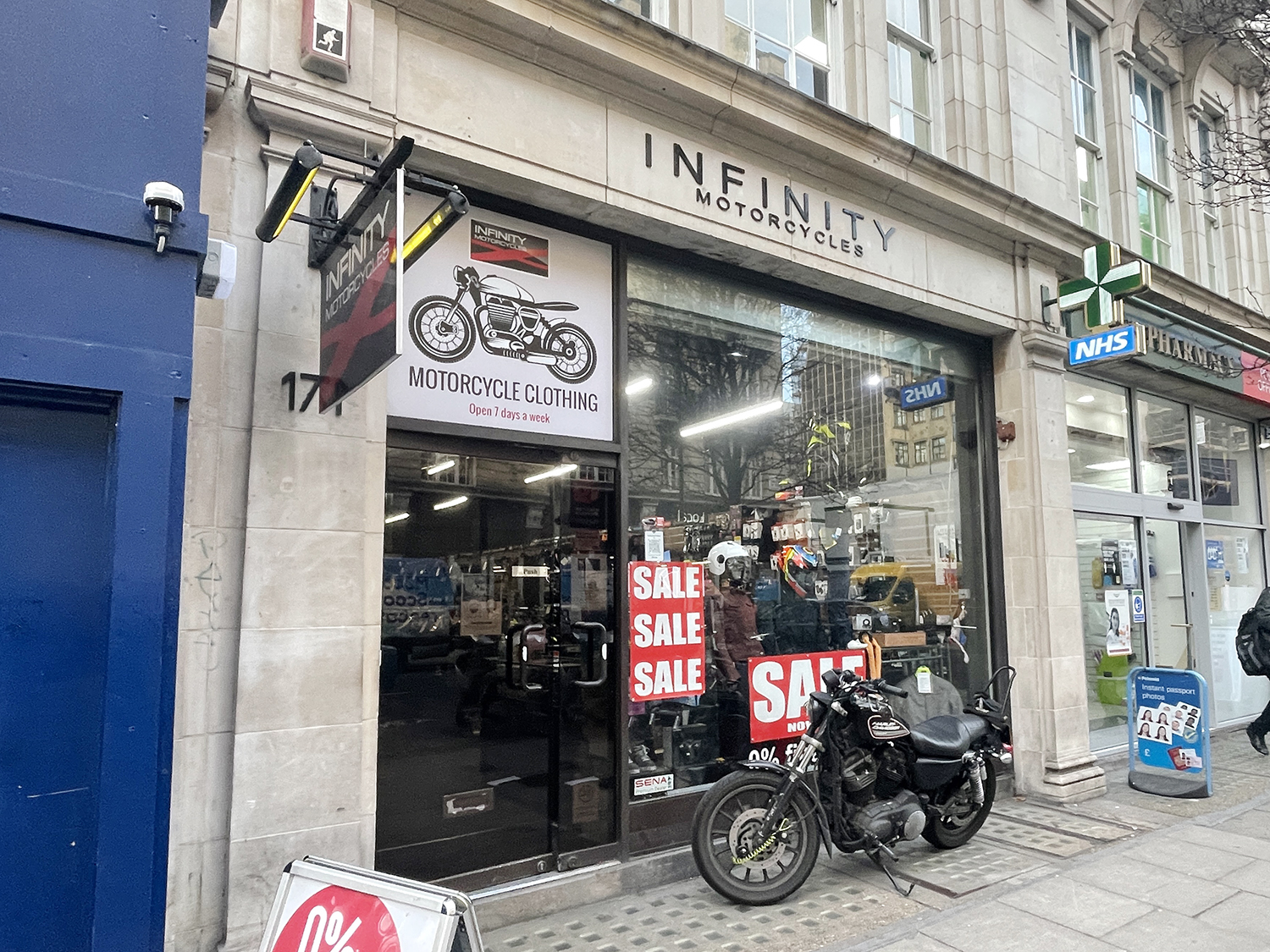 ロンドンバイク事情【バイク販売店、バイク用品店に行ってみた！】 ForR