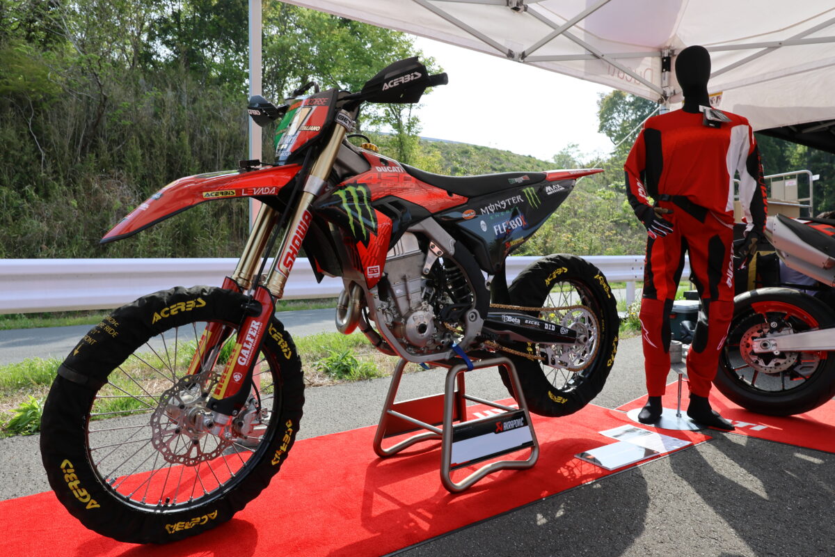 ドゥカティ初のモトクロッサー・DESMO450 MX。競技用オフロードバイクにはその軽さ、コンパクトさからユニカムを採用するメーカーが多いが、ドゥカティはお家芸であるデスモドロミックのDOHCエンジンをDESMO450 MXに搭載。