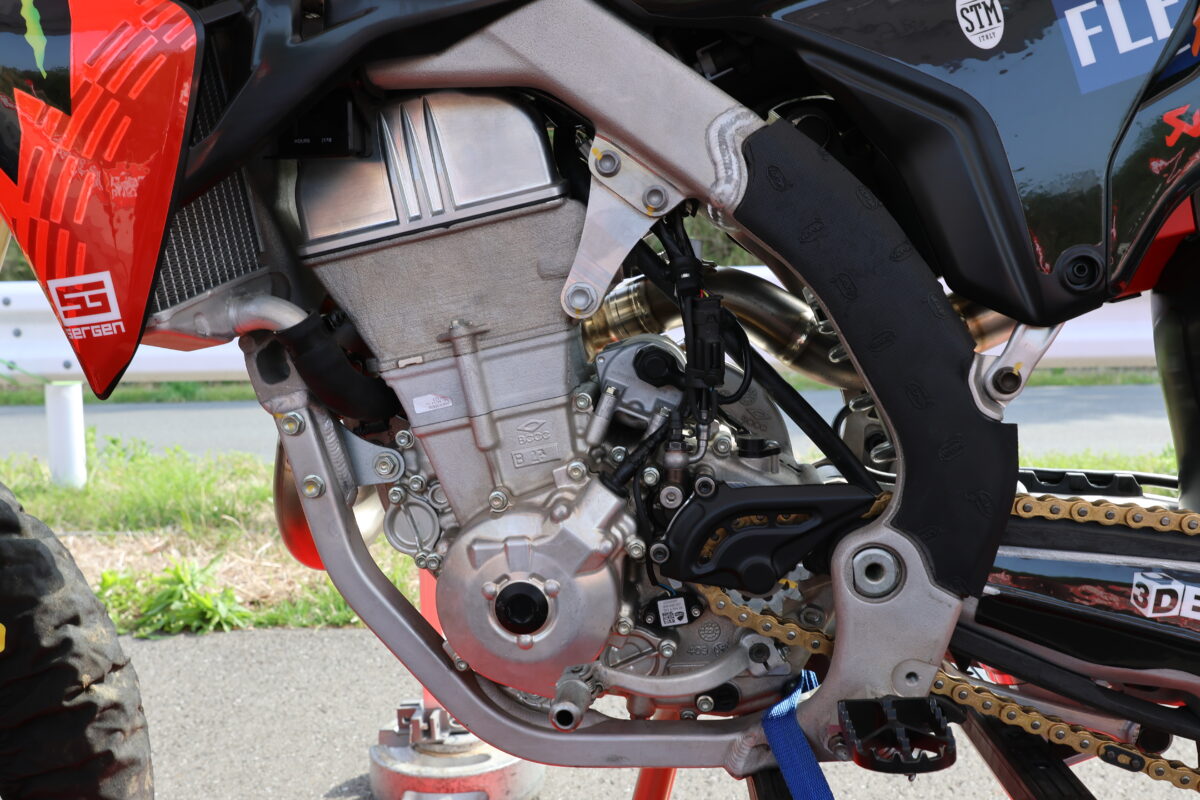 ドゥカティ初のモトクロッサー・DESMO450 MX。デスモドロミックDOHCのシリンダーヘッドはユニカム(OHC)に比べるとものすごく大きく重そうなことがわかる。