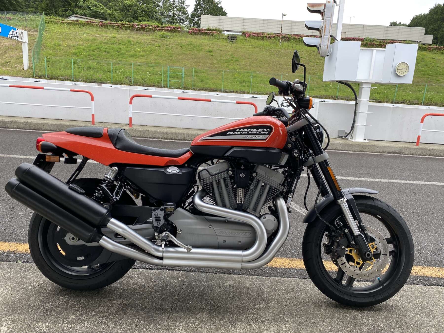 スタイル抜群の女性と表紙を飾るXR1200〜どっちも気になって仕方が