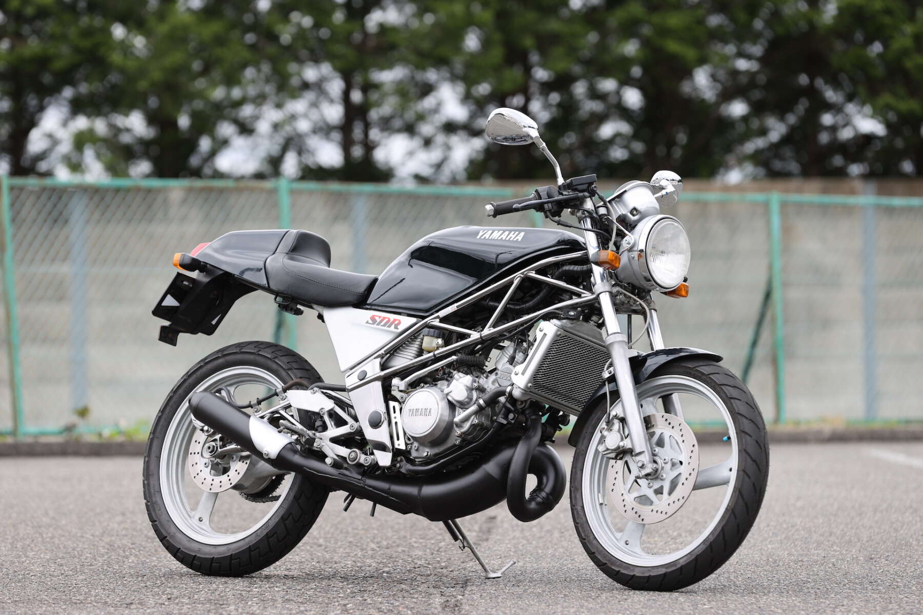 125cc以下と言っても疑われないほど、スリムかつ軽量コンパクトなヤマハ『SDR200』。