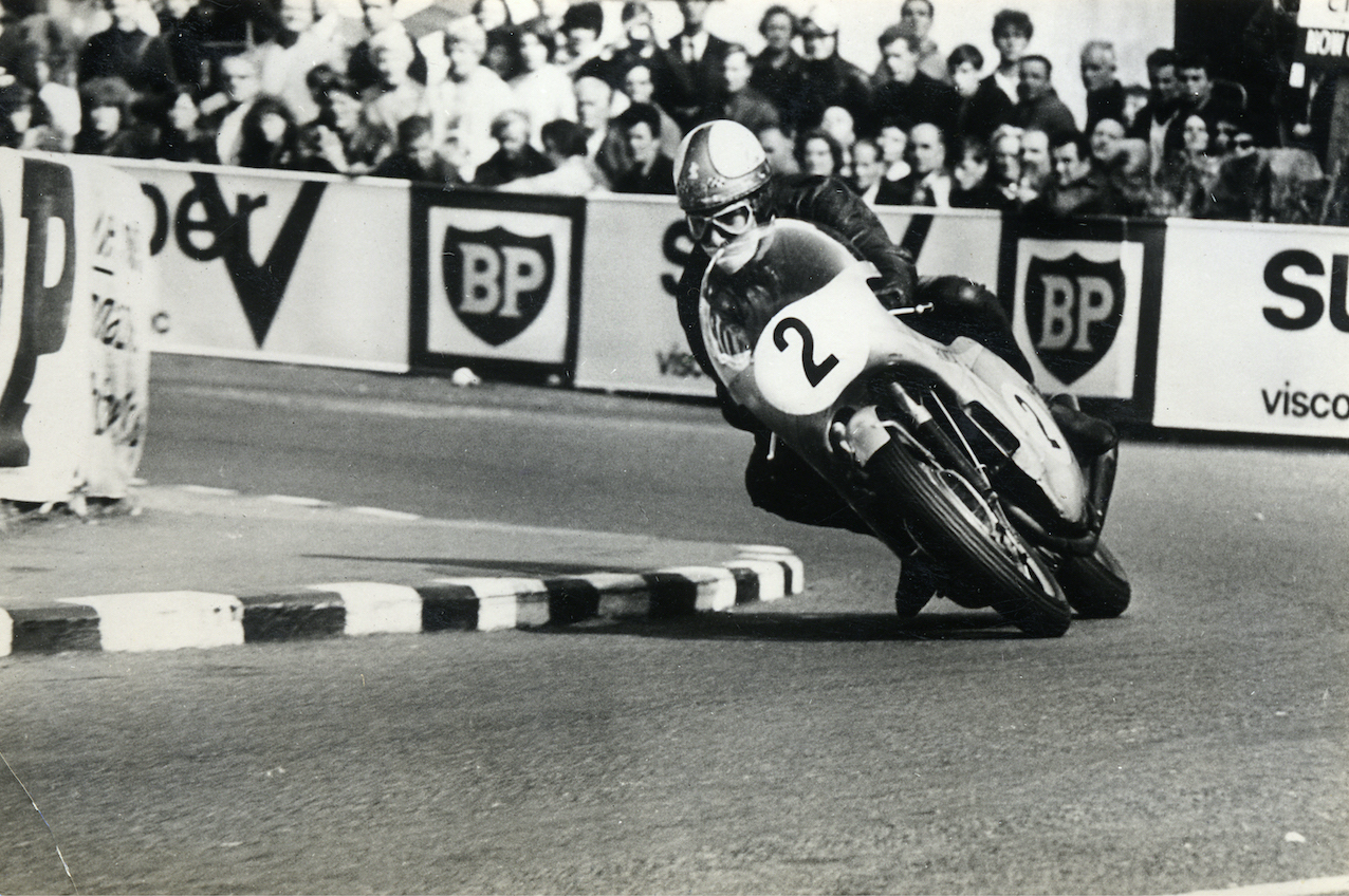 1966年、ロードレース世界選手権500ccクラス、マイク・ヘイルウッド。マシンはDOHC4気筒エンジンを積むホンダRC181。画像提供：ホンダモーターサイクルジャパン