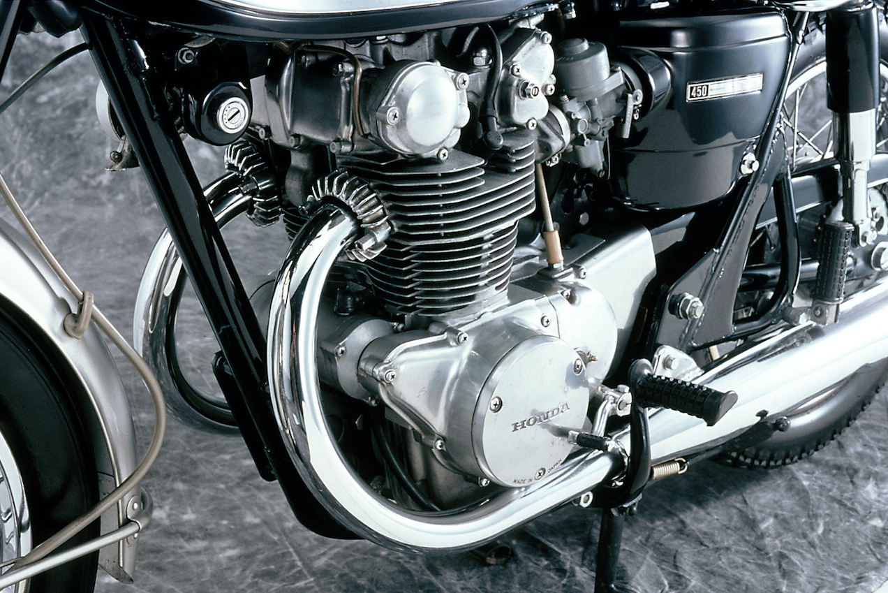 ドリームCB450（1965年）の空冷4サイクル直立並列2気筒DOHC444ccエンジン。