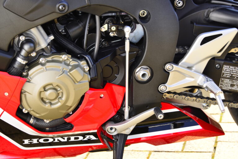 バイクのソレなにがスゴイの！？ Vol.30 『クイックシフター』 ForR