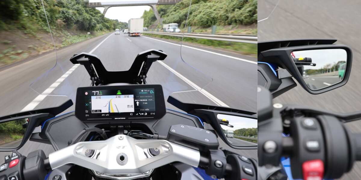 2025モデルのBMW・R1300RTのコックピット。右のミラーの中でインジケーターが光っているのがわかる。ミラーには映っていないが、死角に車が並走している。