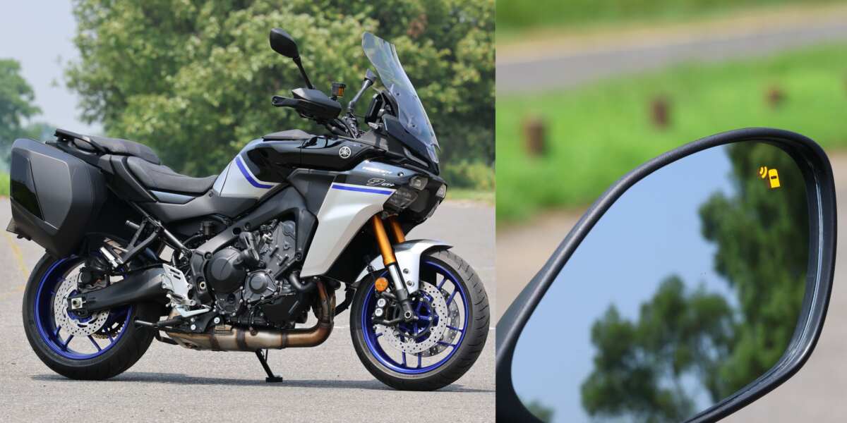 2025モデルのYAMAHA・トレーサー9 GT+Y-AMTも『ブラインドスポットディテクション（BSD）』を搭載。ミラーにあるLEDインジケーターはやや控えめに見えるが、“平時には光っても煩わしさを感じず。それでいて追い越しや車線変更のためにミラーに目をやるとしっかりその存在を認識できる”という絶妙なサジ加減で作られている。