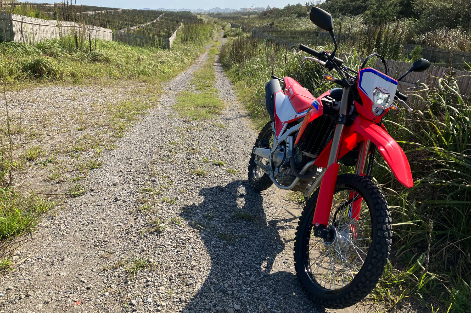 新型CRF250Lはセロー250並みの足着き性で、トコトコ走りも得意 - ForR