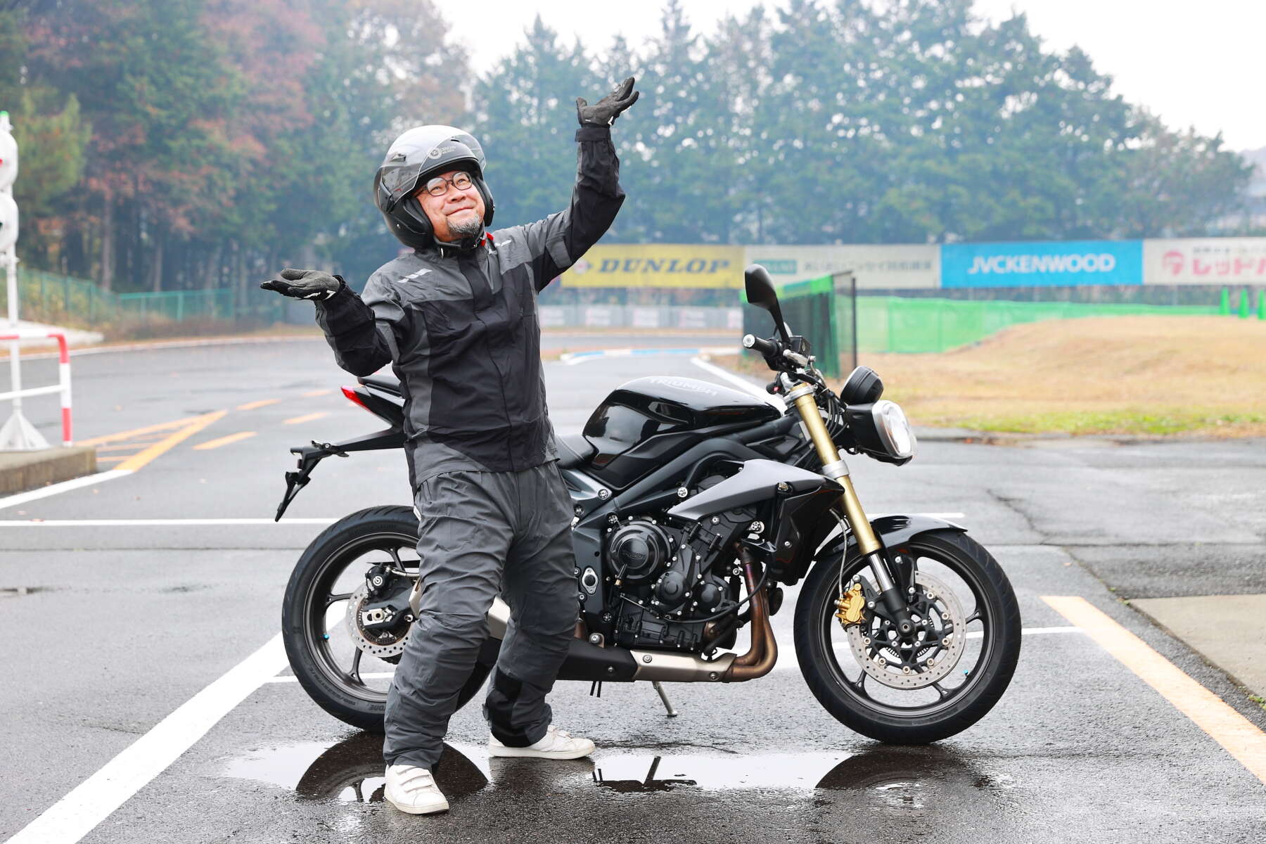 ROM ライディングレインスーツ】雨の日のライダーのためを考えた