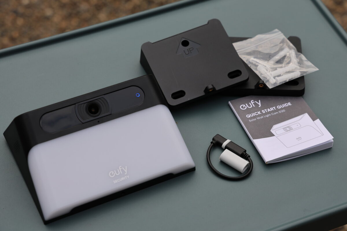 写真はANKERのEUFY SOLAR WALL LIGHT CAM S120。
