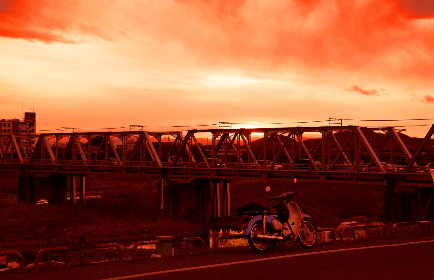 夕焼けの『渡良瀬橋』とシックなカフェを満喫、そして怒涛の宿へ【昭和