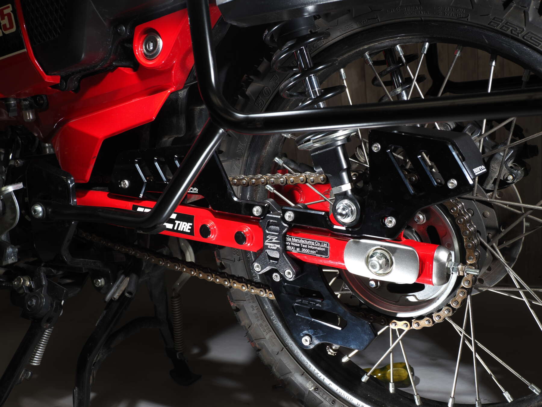 CT125ハンターカブの足元をドレスアップ【ZETAコネクティング