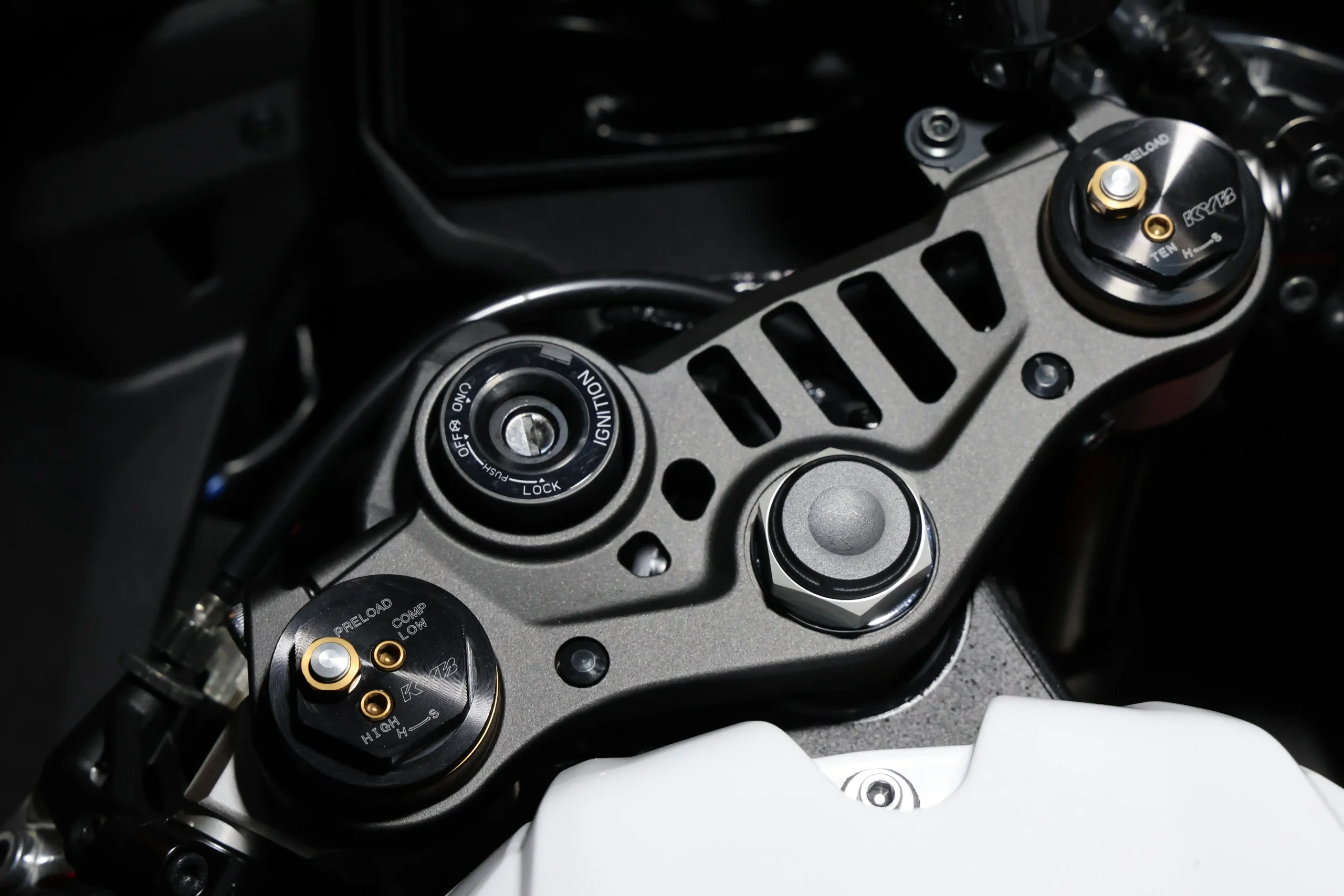 2025年モデルのYZF-R1と同じＫＹＢ製倒立フォークが与えられたヤマハ　YZF-R9のトップブリッジ。画面右側のフォークトップにはプリロード調整機構と伸側の減衰力調整機構。画面左側のフォークトップには、プリロード調整機構と圧側減衰力調整機構（高速）、圧側減衰力調整機構（低速）を備える。