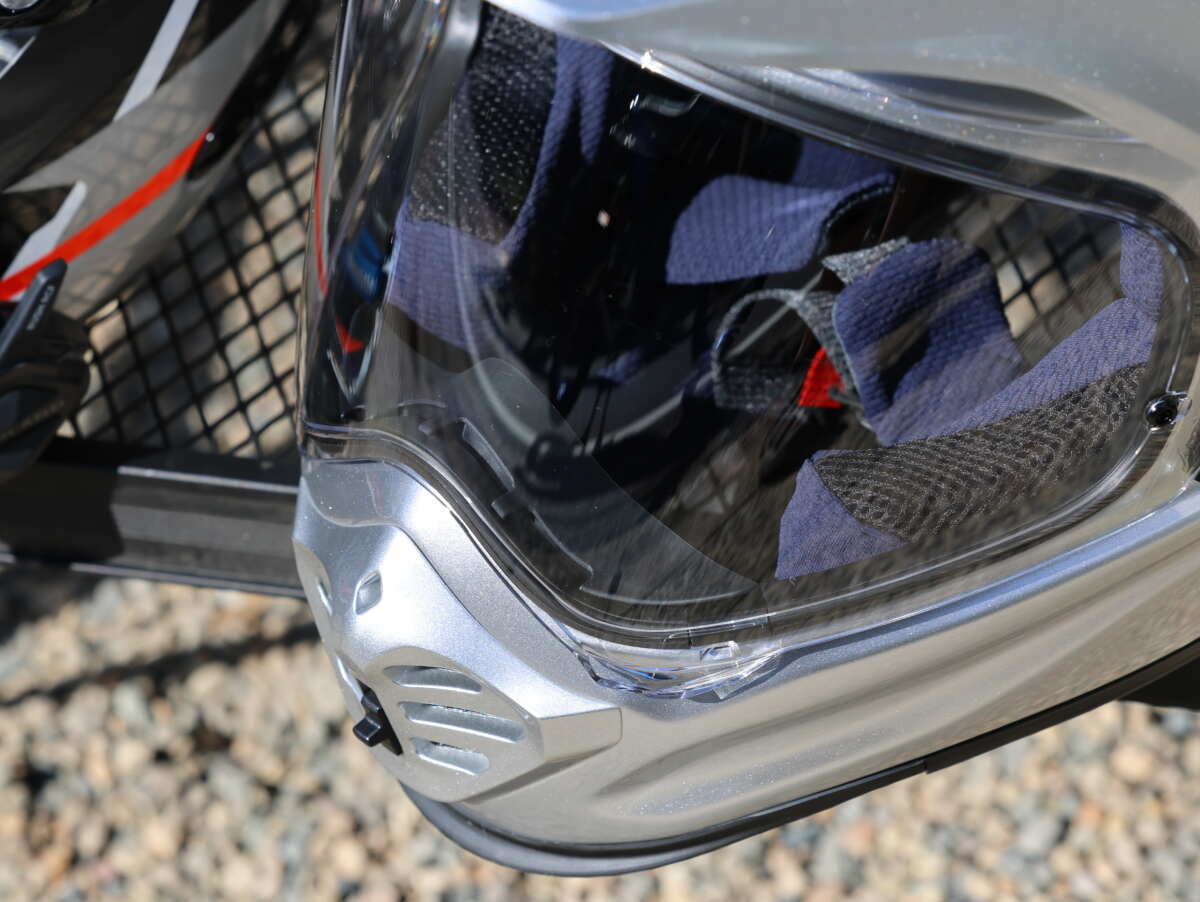 アライヘルメットの新型アドベンチャーヘルメット・「ツアークロスV」と従来型の「ツアークロス３」の比較写真