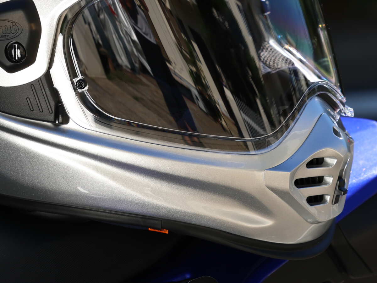 アライの新型アドベンチャーヘルメット『ツアークロスV』はオフロードヘルメットらしいシャープなデザイン