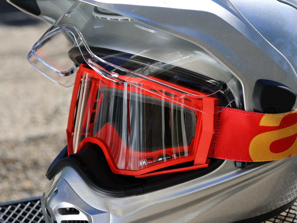 アライの新型アドベンチャーヘルメット『ツアークロスV』はシールドを取り外さなくてもゴーグルの装着が可能