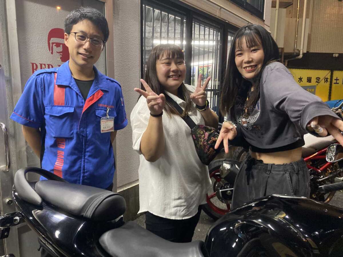 写真左からレッドバロン葛飾の村田愛斗店長、アヤミさん、友人のリサさん。オイル交換の間、いろいろと話を聞きました。