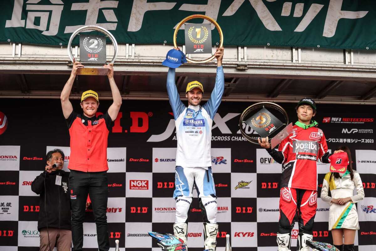 モトクロスの国内最高峰クラスで、レースデビューから表彰台に立ったホンダの『CR ELECTRIC PROTO』と元AMAチャンピオンであるトレイ・カナード選手（写真左）。画像提供：ホンダモーターサイクルジャパン