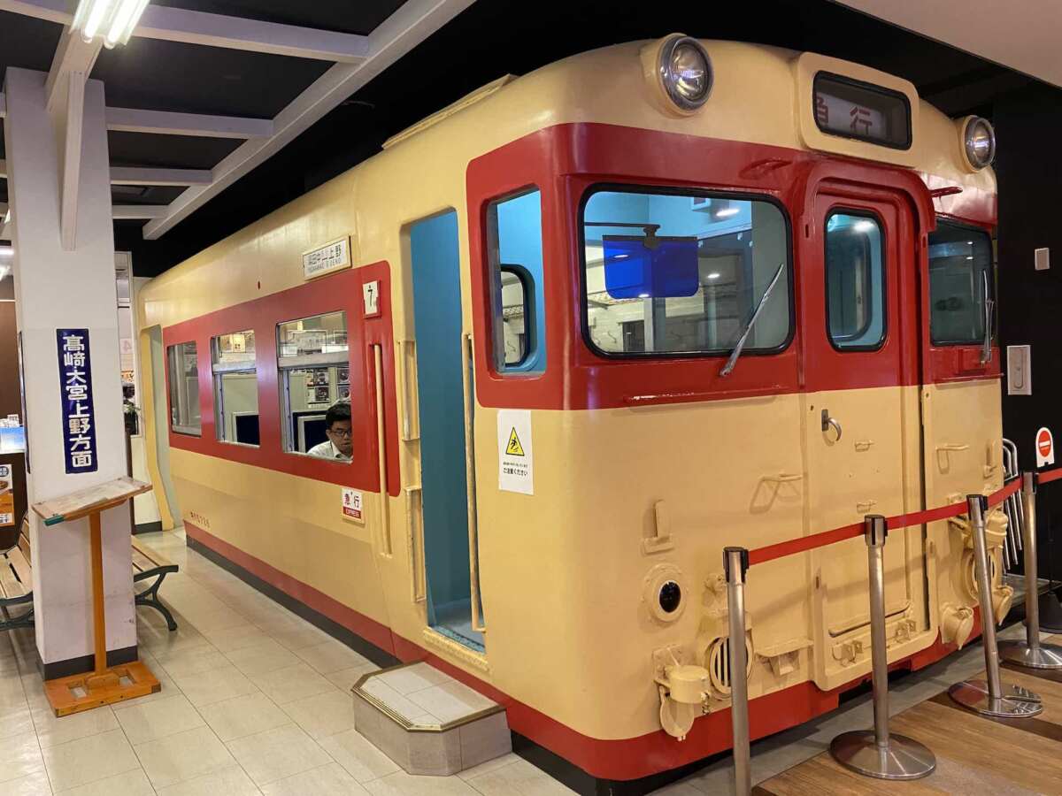 横川サービスエリア（上り）内にある国鉄カラーの気動車。
