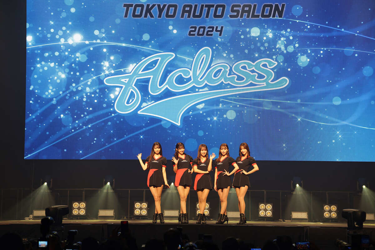 東京オートサロンの公式イメージガールユニット「A-class」。