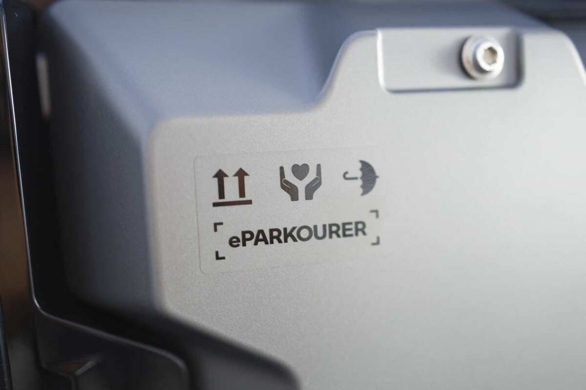サイドカバーに貼られた「ePARKOURER」（Eパルクーラー）のステッカー。新しいジャンルであることを意味する。《画像提供：BMW Motorrad JAPAN》
