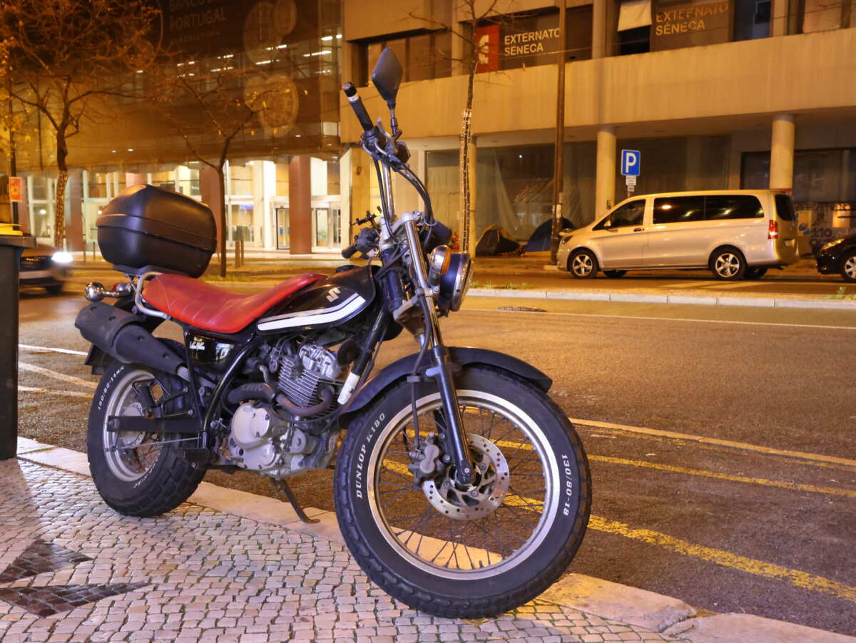 ポルトガル・リスボンで見たスズキのVanVan200。