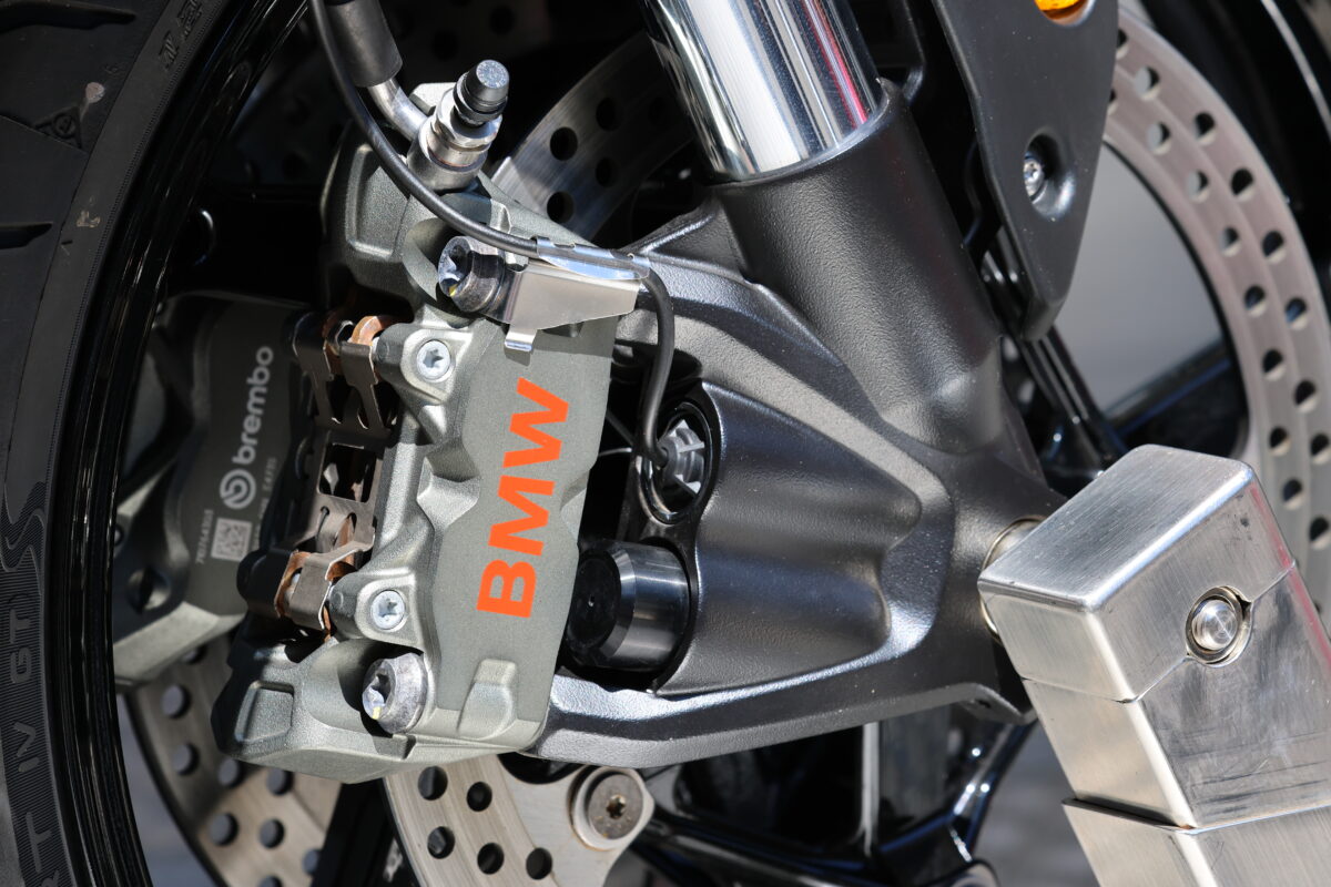 BMW R1300Rのフロントフォーク下部。ラジアルマウントキャリパーの内側に収まっているのが仮想バネレート変更のためのユニット。