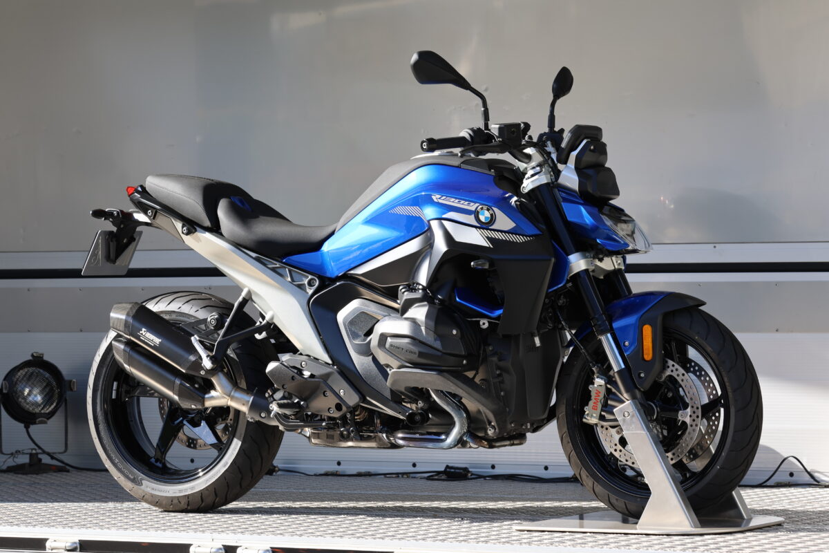 世界初の仮想バネレート変更システムを搭載したのは、2025モデルのBMW R1300RとR1300RS。写真はネイキッドバージョンのR1300R。