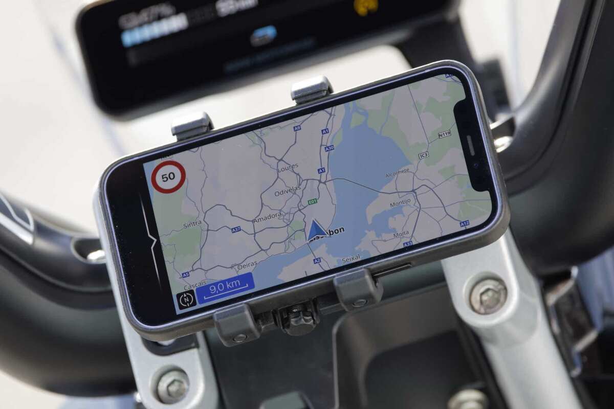 BMWモトラッド「CE 02」。スマートフォンの「BMW Motorrad Connected」アプリがナビを表示する。