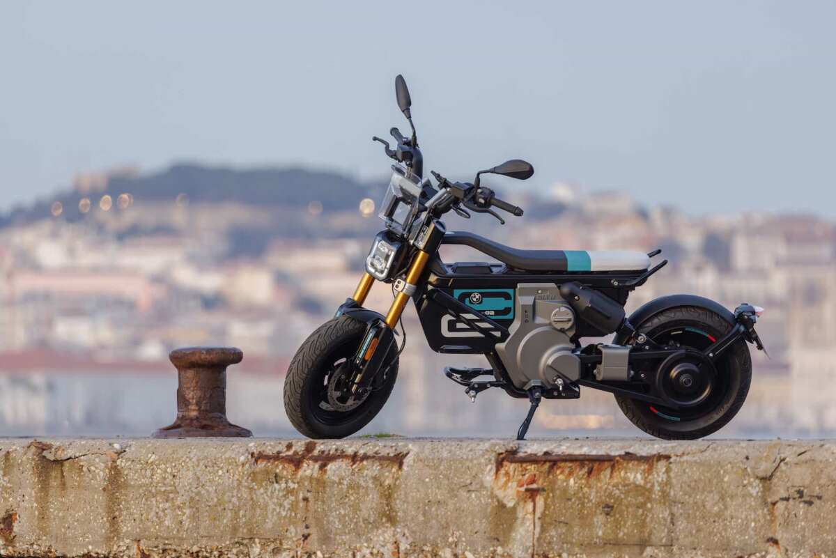 ポルトガル・リスボンでのメディア向け試乗会にて、青木タカオがテストライドしたBMWモトラッドの新型電動バイク「CE 02」。日本での発売が待ち遠しい。《画像提供：BMW Motorrad》