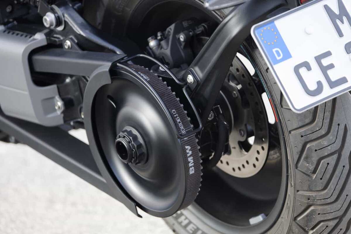 ベルトドライブ方式を採用するBMWモトラッドの新型電動バイク「CE 02」。《画像提供：BMW Motorrad JAPAN》