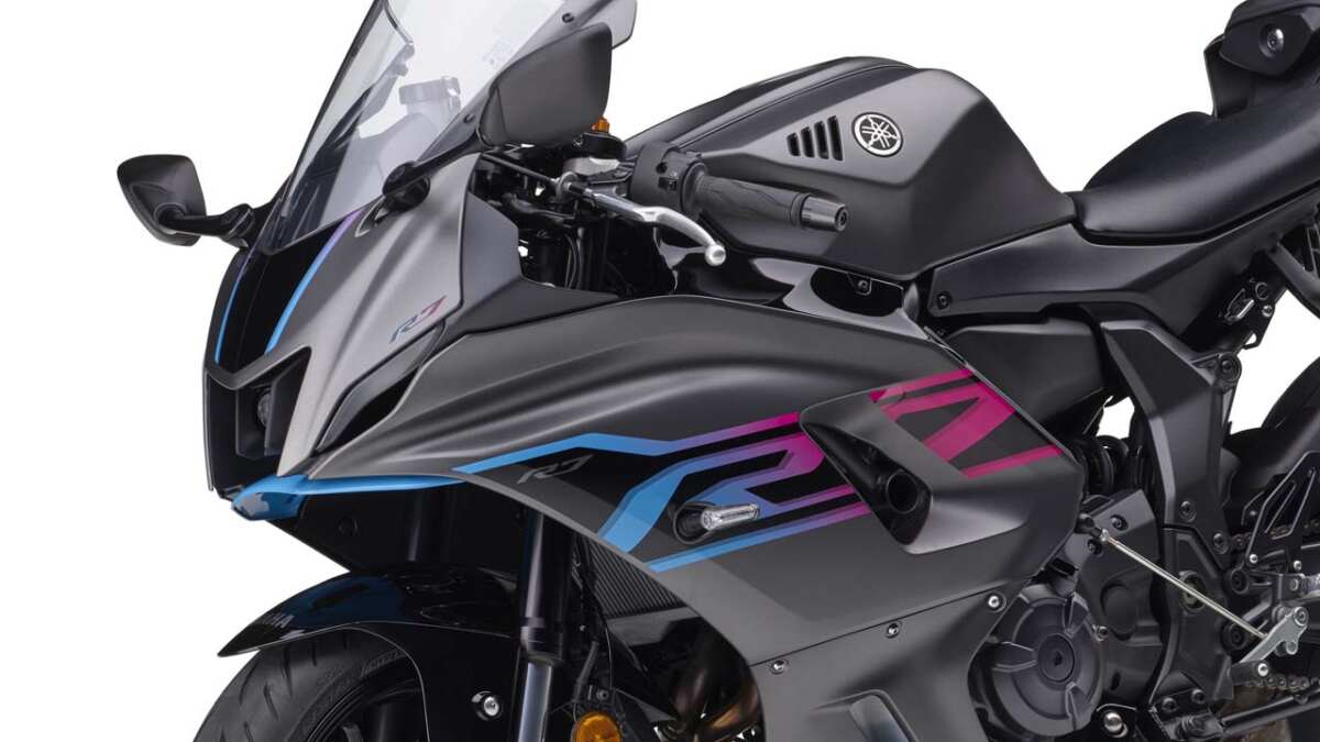 ヤマハ「YZF-R7」が車体色を刷新！ 新しいグレーは妖しい