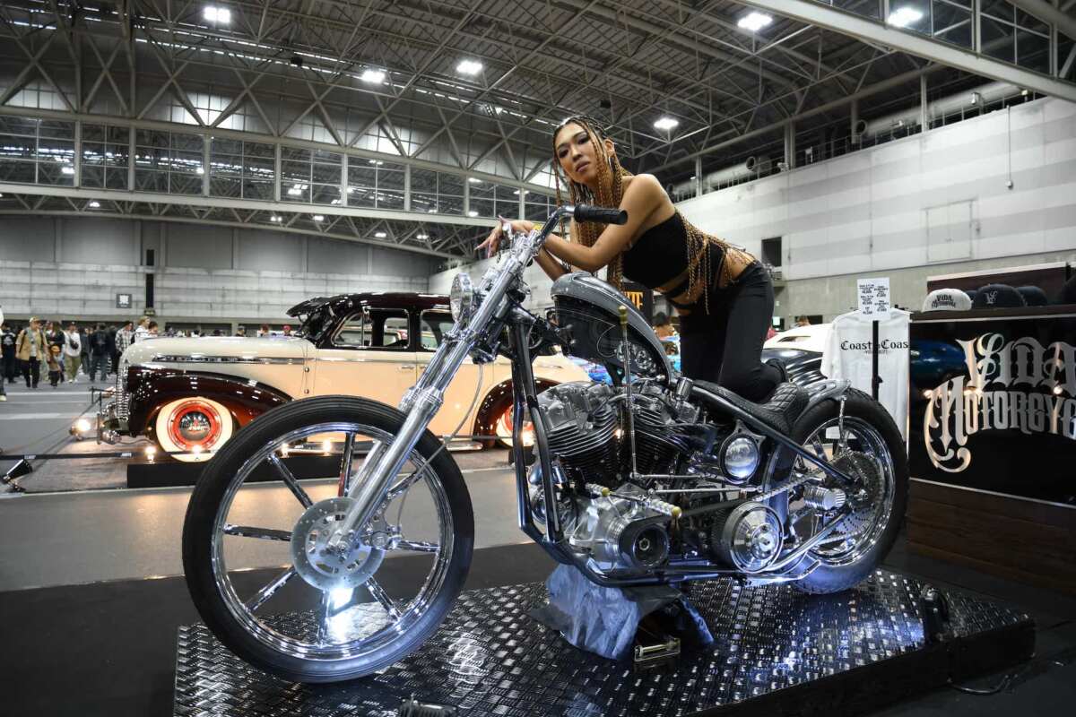 ハンドシフト＆フットクラッチで操作する「VIDA MOTORCYCLE／ヴィダモーターサイクル」（福岡県遠賀郡）のアーリーショベル。JOINTS CUSTOM BIKE SHOW(ジョインツカスタムバイクショー)2024