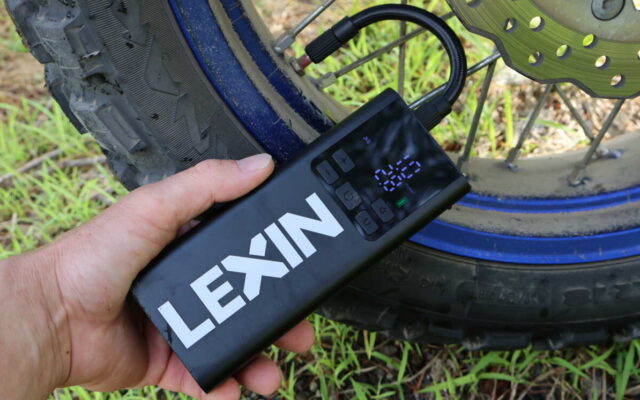 LEXINの電動エアポンプ『Smart Pump　P５』はとにかくエアの吐出量が多いのか、空気圧がどんどん上がるのが特徴だ。