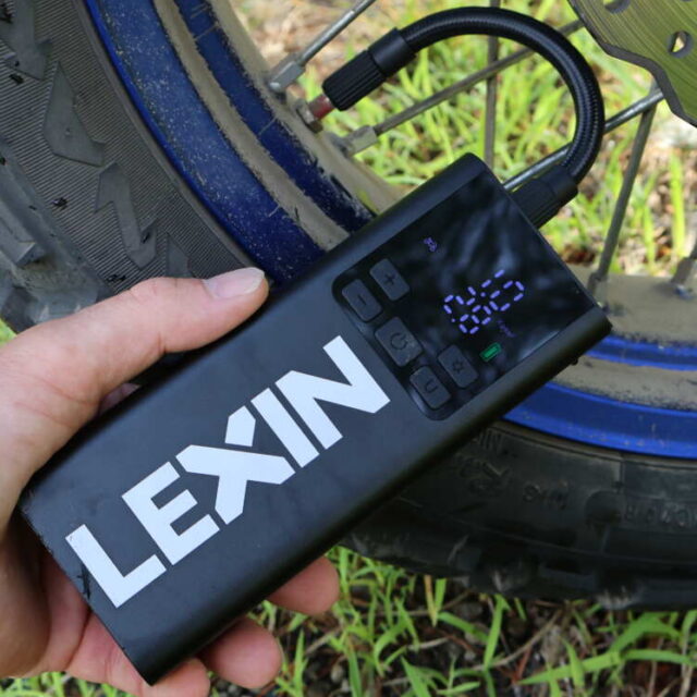 LEXINの電動エアポンプ『Smart Pump　P５』はとにかくエアの吐出量が多いのか、空気圧がどんどん上がるのが特徴だ。