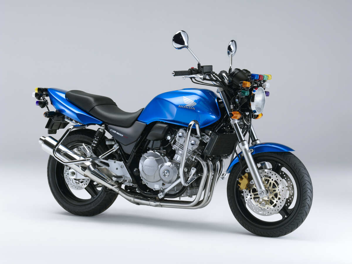 普通自動二輪教習車「CB400 SUPER FOUR（教習車仕様）」／2017年発売　画像提供：ホンダモーターサイクルジャパン