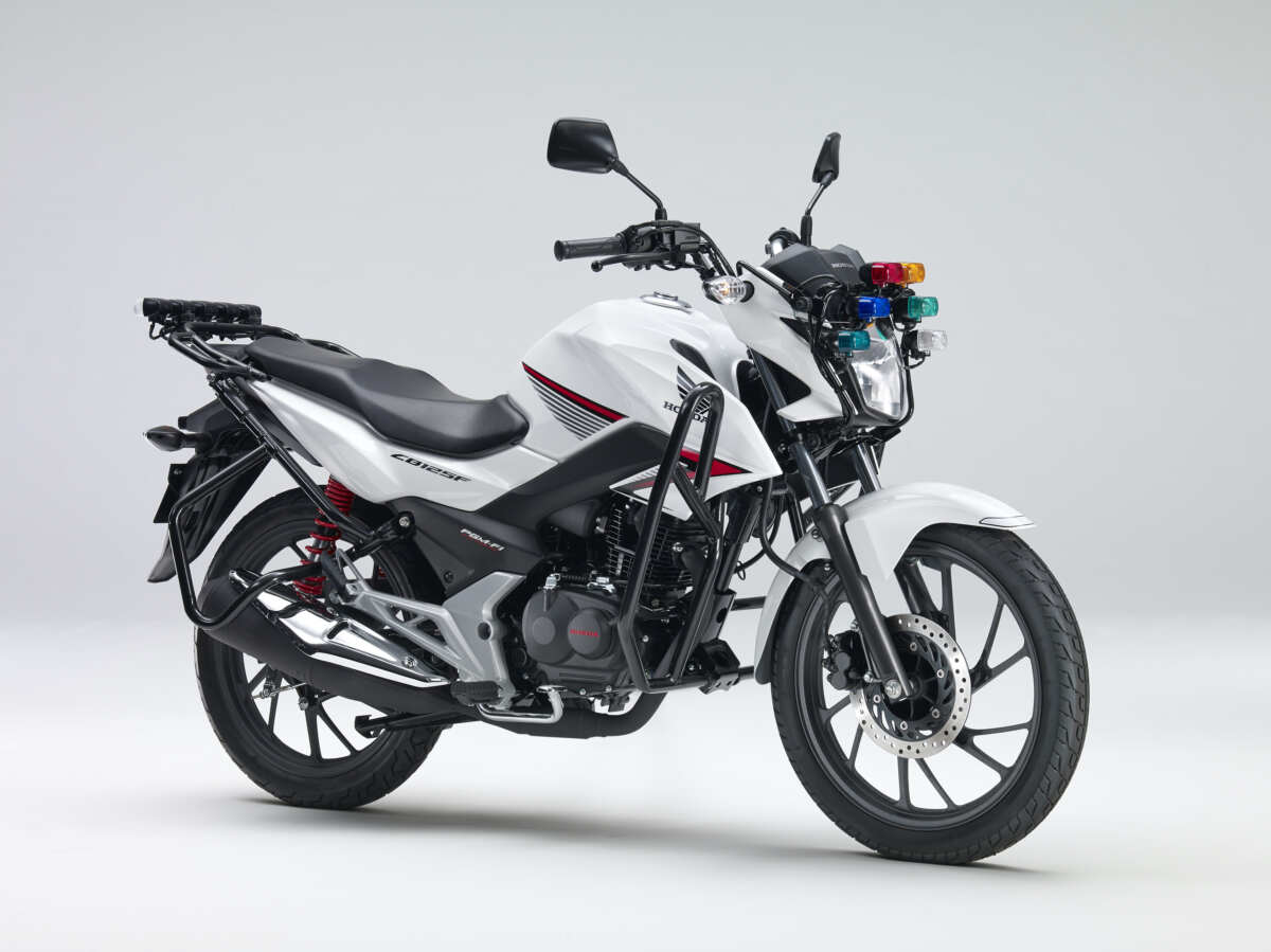 欧州でベーシックスポーツとして販売されていた「CB125F」に大型バンパーや教習車ならではの表示ランプが取り付けられた『CB125F 教習車仕様』／2015年発売　画像提供：ホンダモーターサイクルジャパン