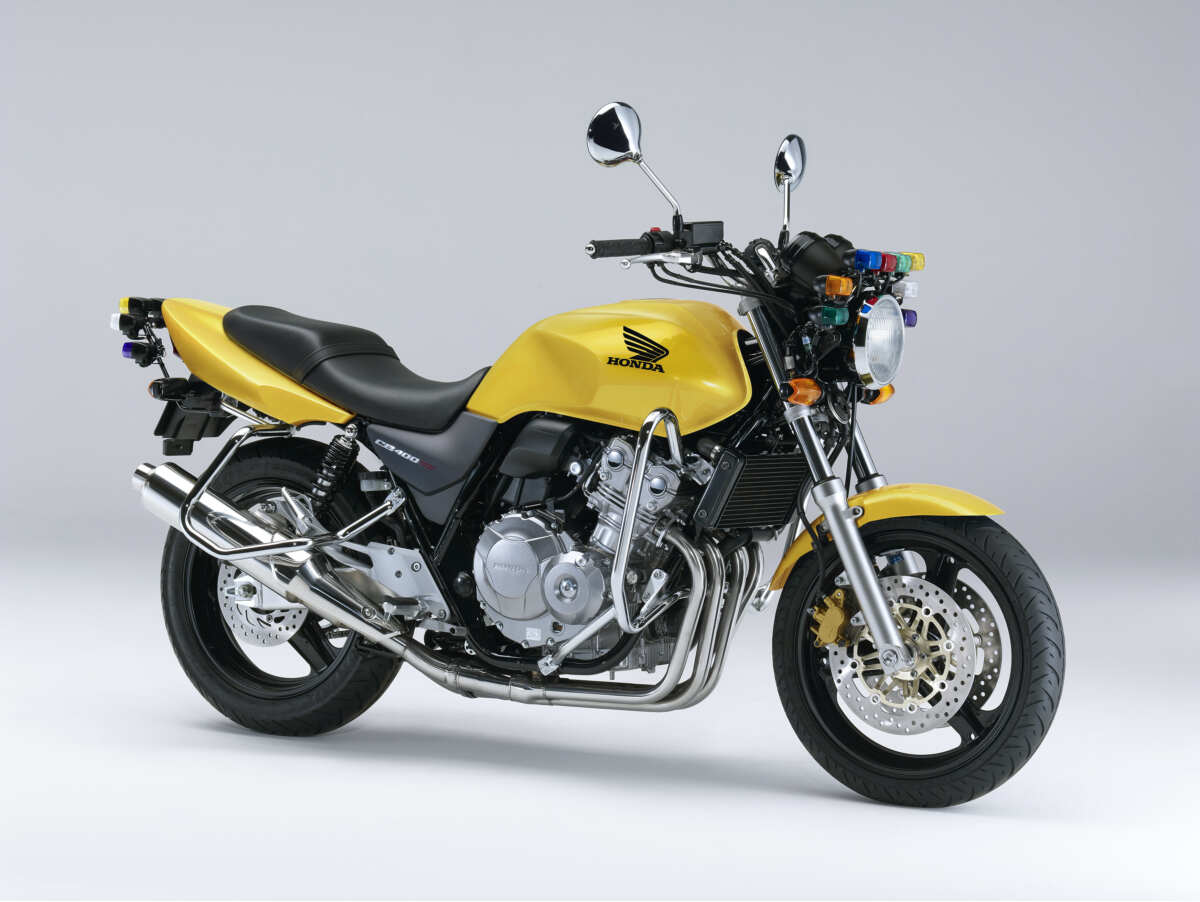 ▲普通自動二輪教習車「CB400 SUPER FOUR（教習車仕様）」パールフラッシュイエロー／2017年発売　画像提供：ホンダモーターサイクルジャパン