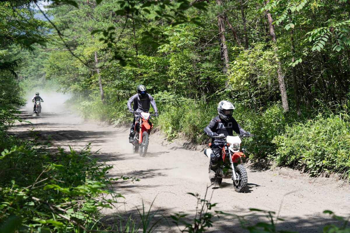 参加車両は、オフロードバイクからビッグオフまでナンバー付き車両ならなんでもOK！　レーサー系のモデルがいないのでゆったりと自分のペースで「アサマレースウェイ」を楽しめる。