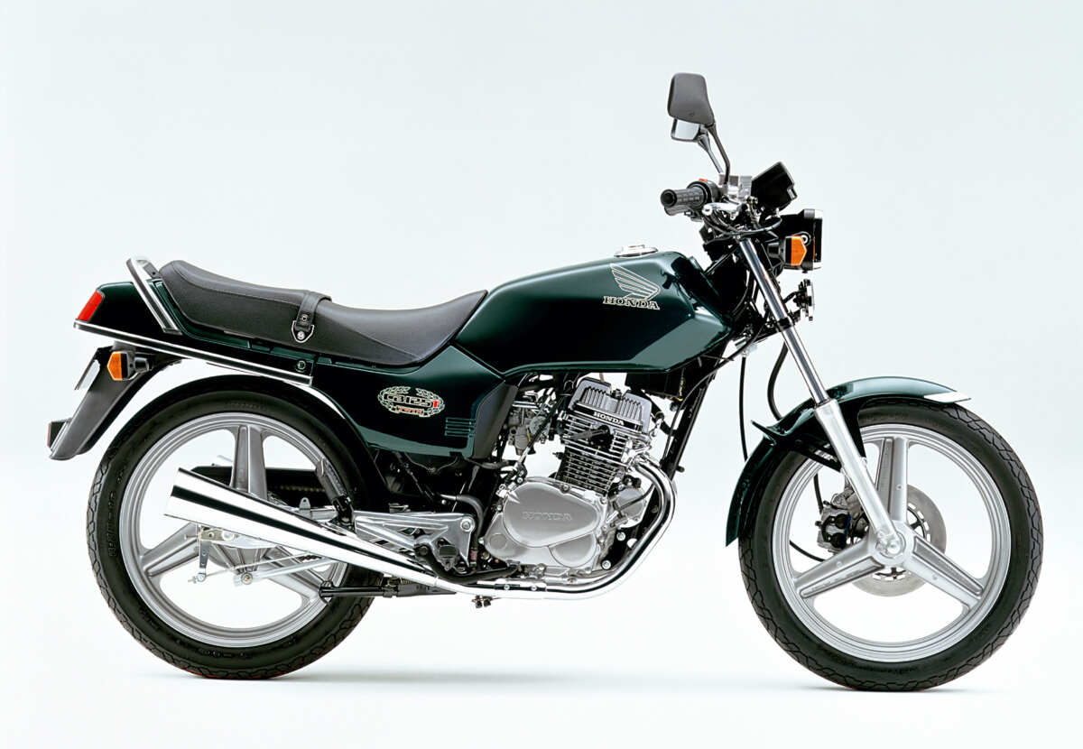 2001年式で二次空気導入機構を採用し、新排ガス規制に適合した「ホンダ CB125T」。　画像提供：ホンダモーターサイクルジャパン