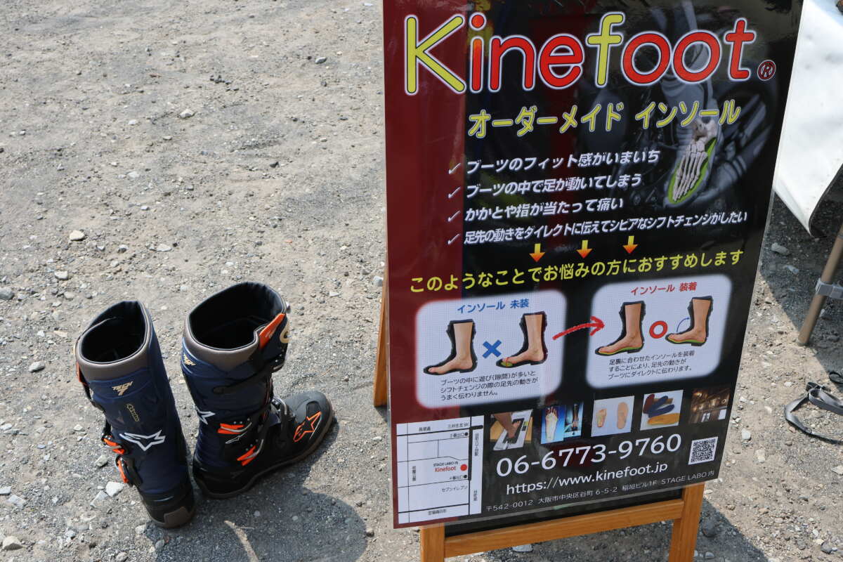 kinefootインソールでは、サーキット走行会やオフロード走行会にブース出展しており、その場でオーダーメイドインソールを作るサービスを行っている。